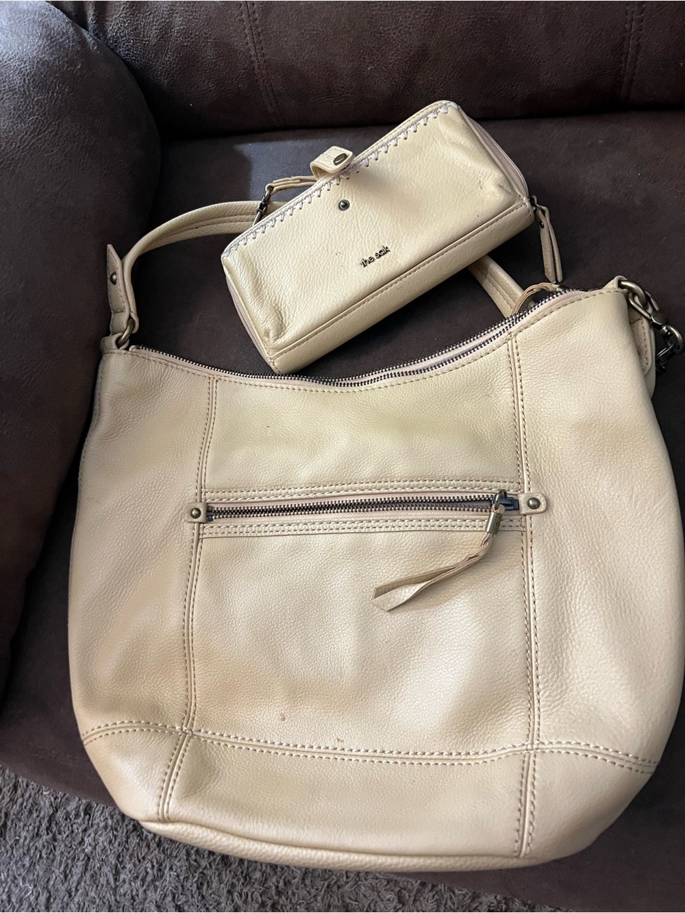 The sak buttery yellow sofLeather Shoulder Bag in Light Beige with Matching wall